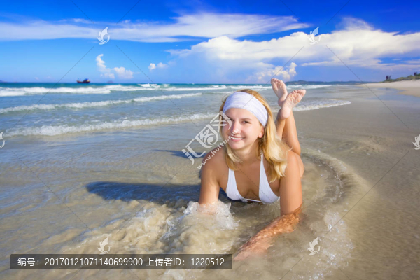 海灘上的年輕女人