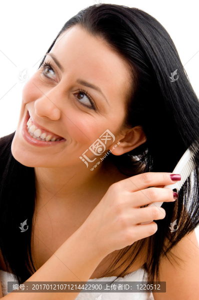 女人在白色背景上梳頭發(fā)的肖像