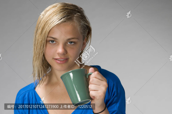 帶著杯子的女孩