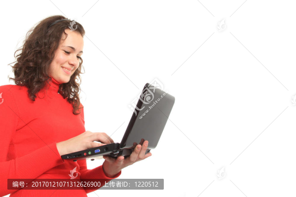 年輕的微笑的女孩使用筆記本電腦