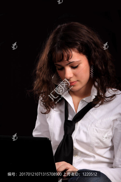 年輕的微笑的女孩使用筆記本電腦