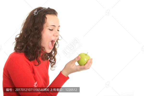 女孩吃一個蘋果