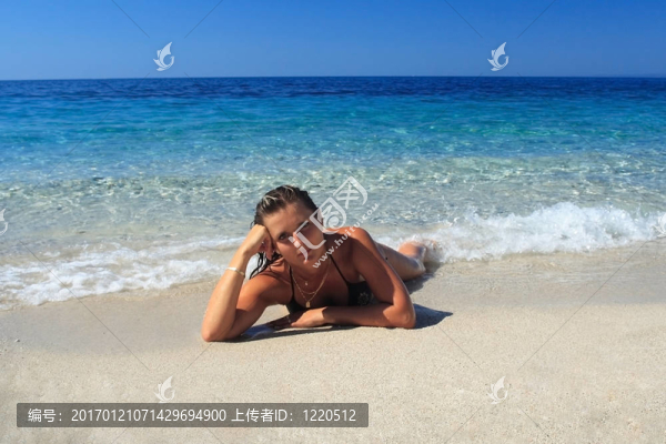 漂亮的黑發(fā)在比基尼