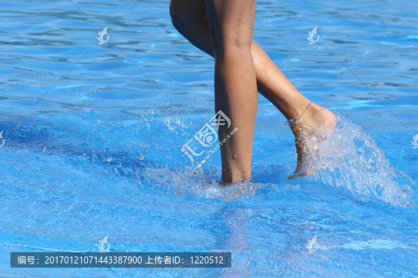在水中的好腿