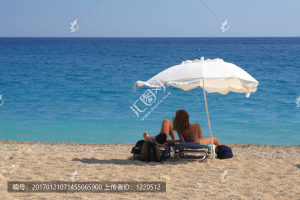 海灘上的夫婦