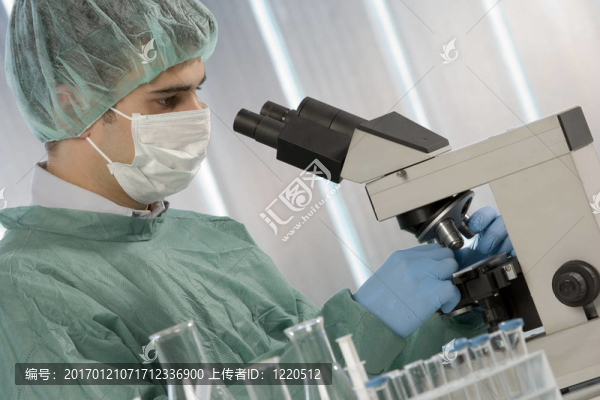 使用顯微鏡的科學家；化學相關或醫(yī)學設計
