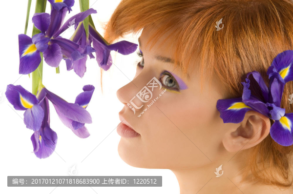 帶紫色花的女孩