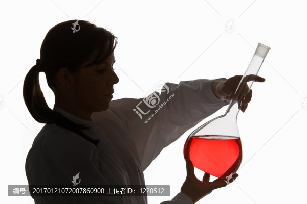 女人在實(shí)驗(yàn)室