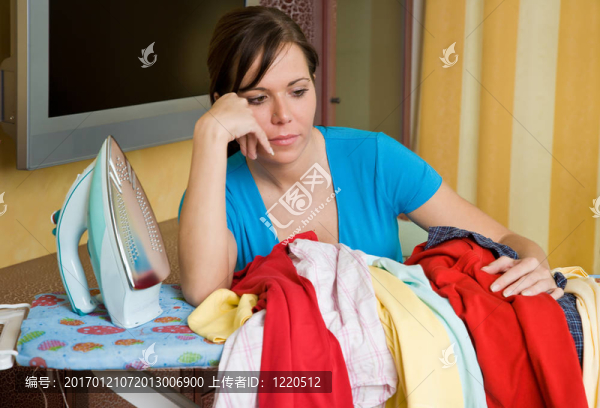 熨衣服的女人