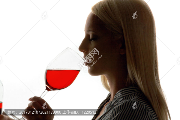 年輕女子填寫了一杯紅葡萄酒