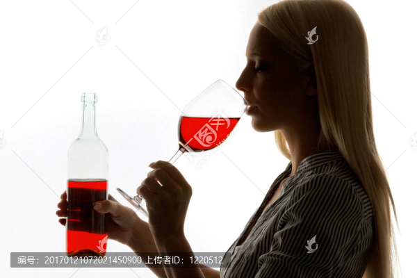 年輕女子填寫了一杯紅葡萄酒