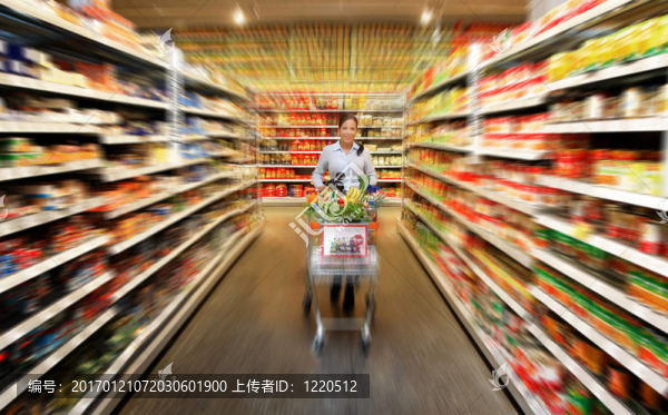 超市里的女人食品購物
