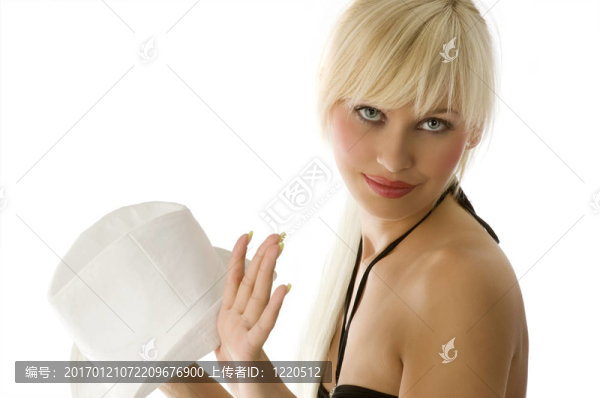 金發(fā)女孩接近