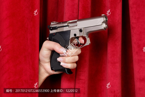 一個女人拿著一把槍