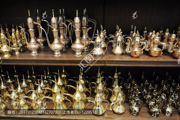 在迪拜銷售的傳統(tǒng)阿拉伯茶壺；阿拉伯聯(lián)合酋長國