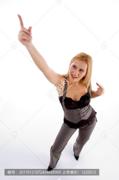 女性指向向上的空中觀