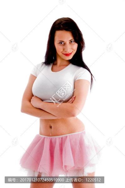 美麗的年輕女子雙臂交叉姿勢(shì)