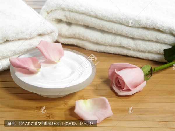 溫泉精華（奶油，白毛巾和粉紅玫瑰）