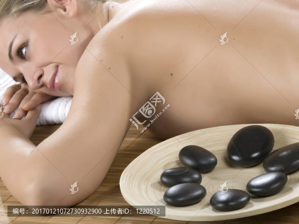 美麗的女人在水療和健康中心hotstone按摩