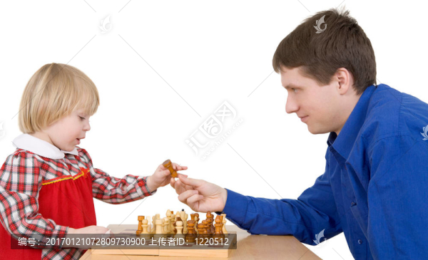 男子給兒童象棋人