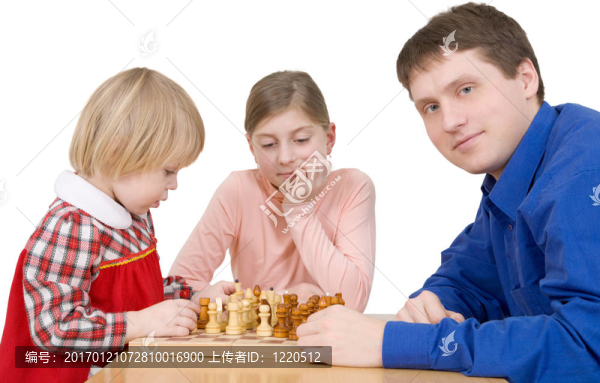 男人和孩子玩象棋