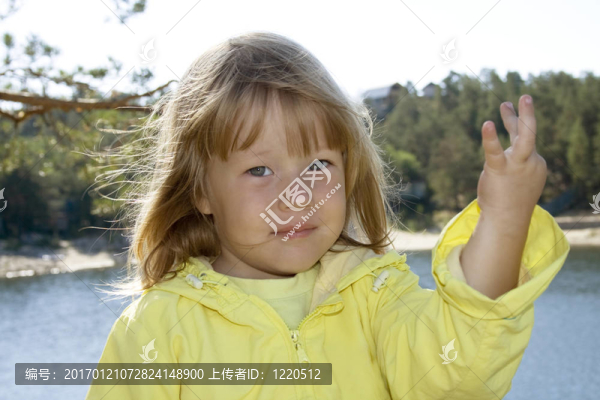 海灘上的可愛女孩