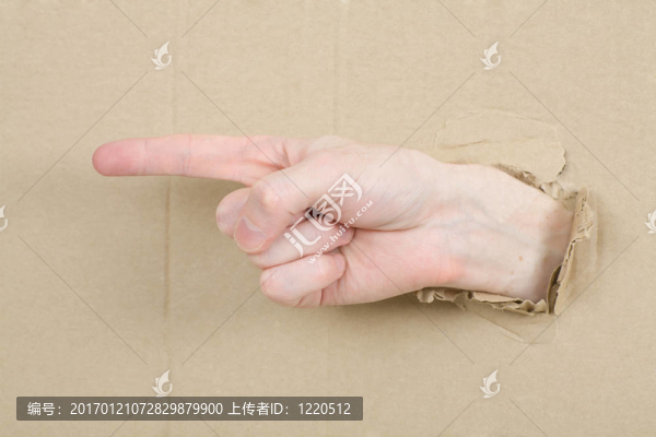 手勢男性手通過紙板