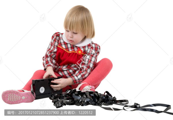穿紅色衣服的女孩帶著錄像帶