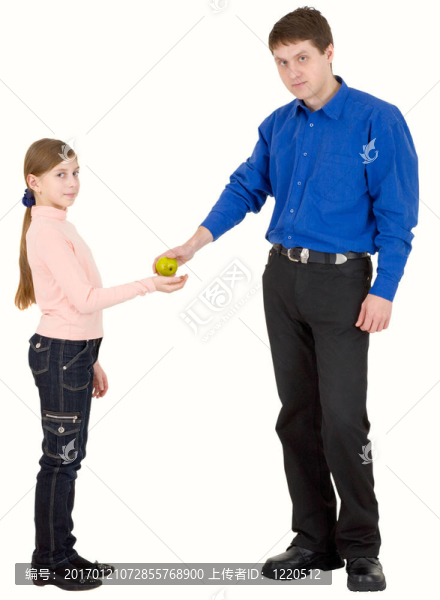男人把蘋果給女孩