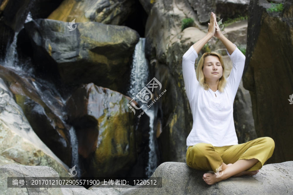 年輕女子做瑜伽練習(xí)