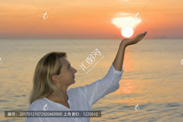 日出時(shí)的年輕女子