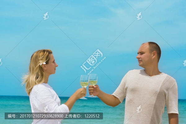 海灘上的年輕夫婦