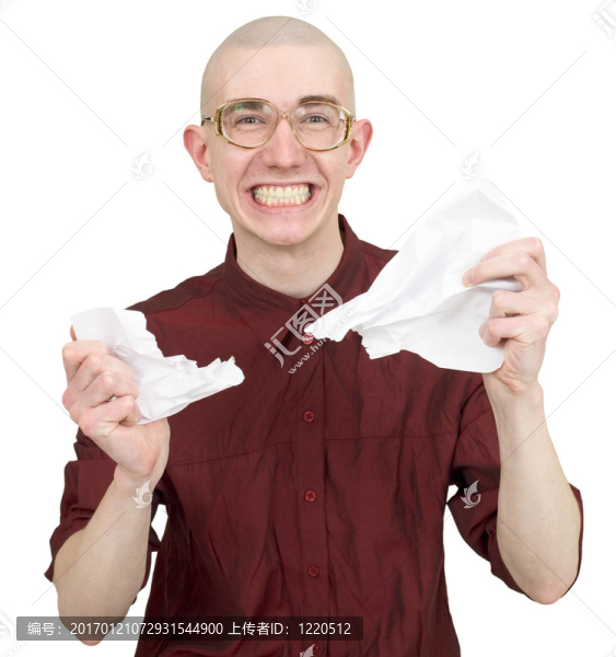 男人撕成碎片的紙