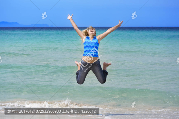 女人在海灘上跳
