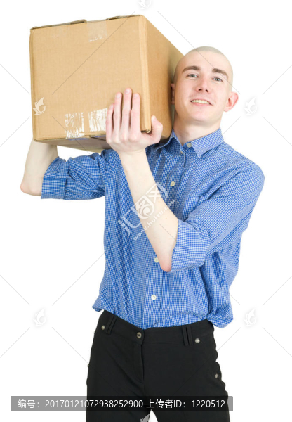 男人抱著紙板