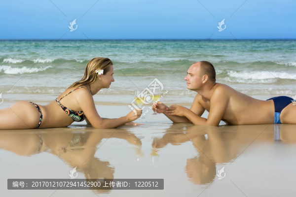 海灘上的年輕夫婦