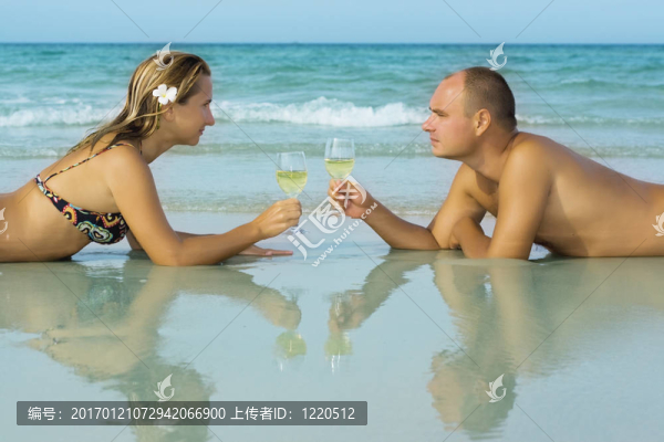 海灘上的年輕夫婦