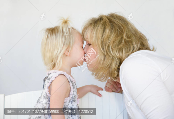 媽媽親吻女兒