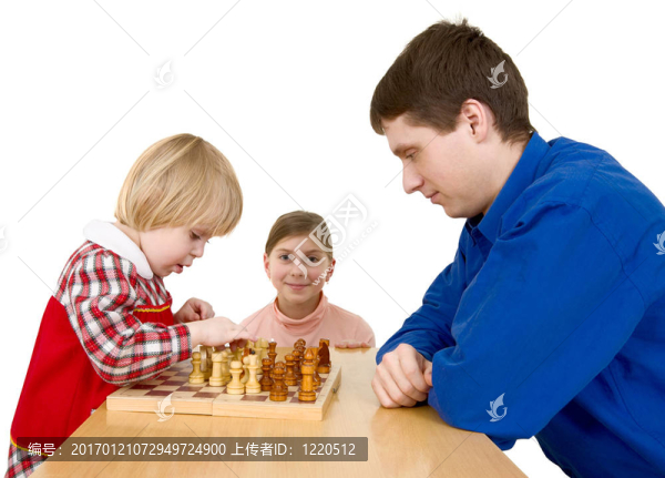 男人和孩子下棋