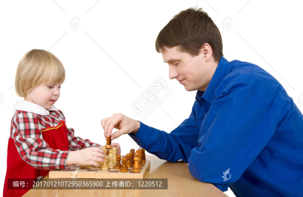 人與孩子下棋