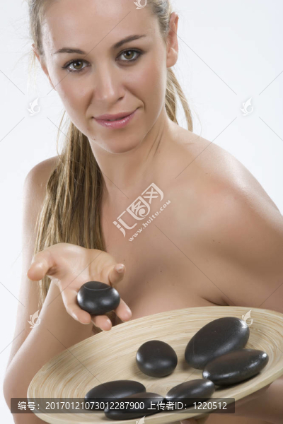 石療法。年輕女子手上有一塊石頭