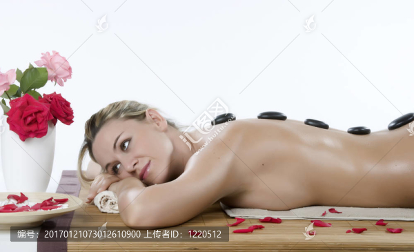 迷人的女人得到水療隔離白色