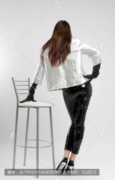穿著服裝的女孩；后視圖