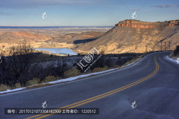 山區(qū)公路在科羅拉多北部山麓