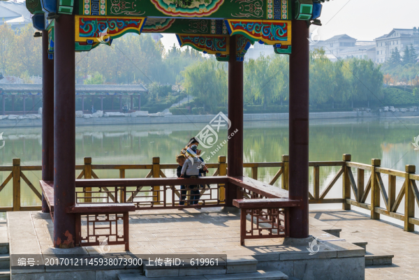 涼亭下的親情-匯圖網(wǎng) www.fosd68.com 涼亭下的親情