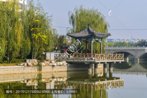 河邊亭子