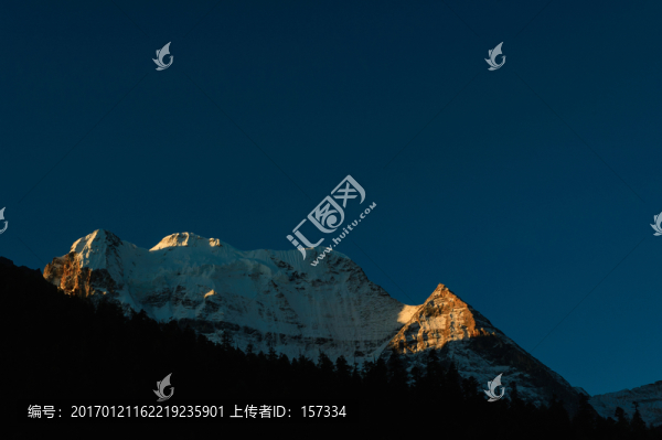 日照金山