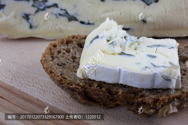 全麥面包上的奶酪