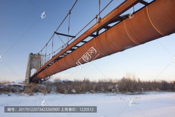 生銹的水槽懸掛在一條河上