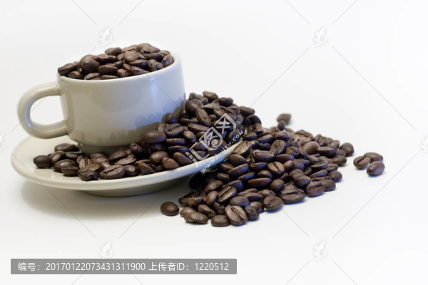 裝滿豆的咖啡杯；溢出